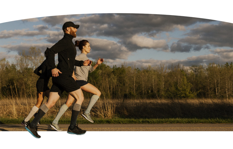 Groep hardlopers in sportkleding die buiten trainen voor een gezonde start van het nieuwe jaar